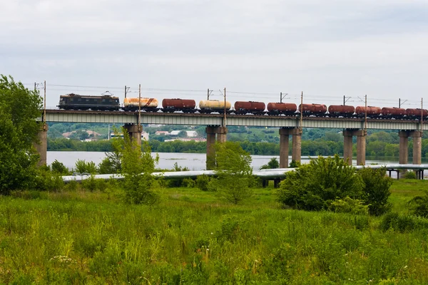 Tren en el puente — Foto de Stock