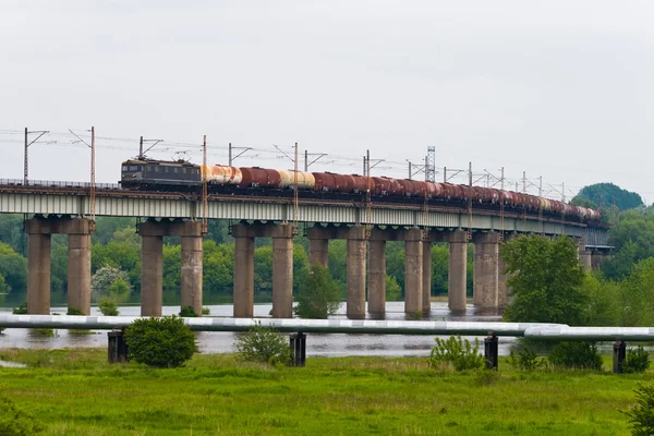 Pociąg na moście — Zdjęcie stockowe