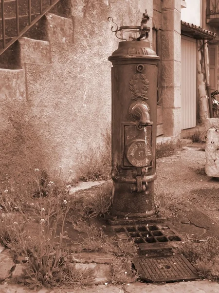 Старый фонтан в деревне Прованс — стоковое фото