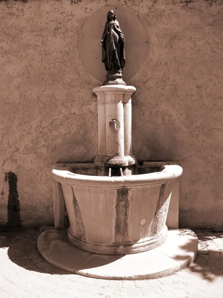 在普罗旺斯乡村老喷泉 — 图库照片