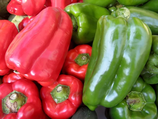 Rode en groene paprika — Stockfoto