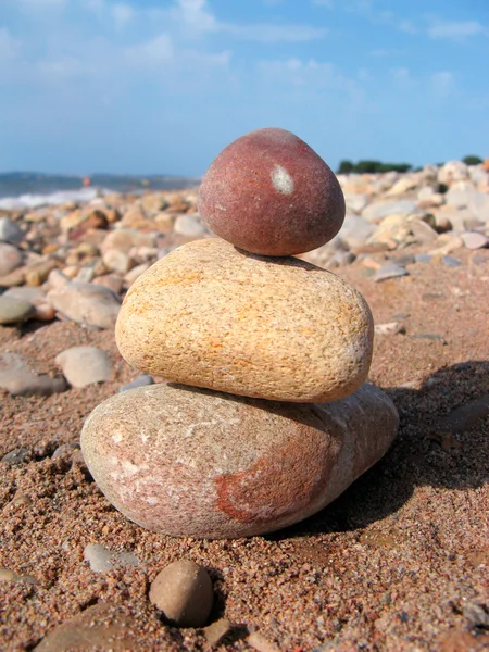 Stack of pebbles on the sea shore — Stock Photo, Image