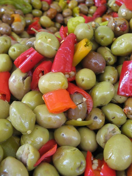 Olive e peperoncini piccanti — Foto Stock