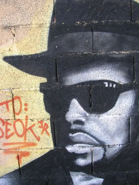 Graffiti - homem de preto — Fotografia de Stock