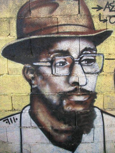 Граффити - черный человек в шляпе и очках
