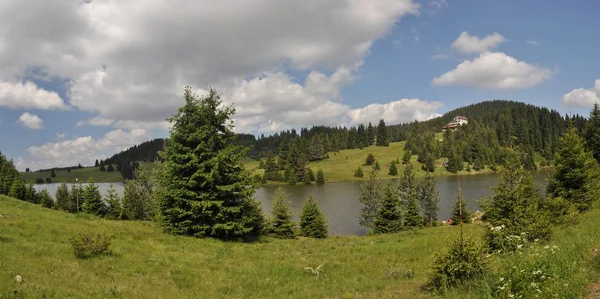 Bergketen lake — Stockfoto