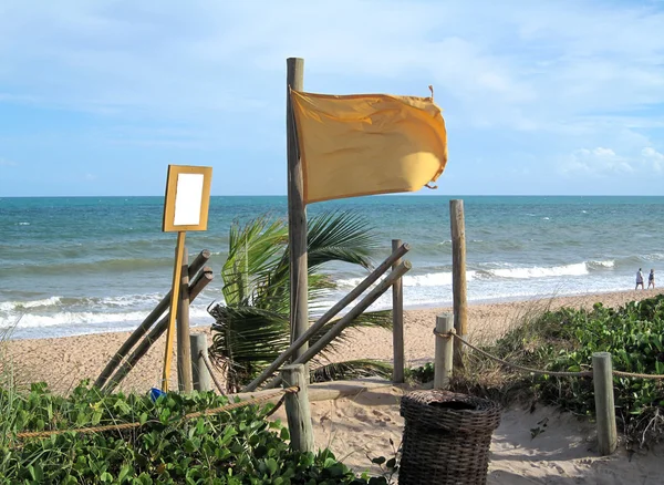 Bandeira de advertência amarela na praia — Fotografia de Stock