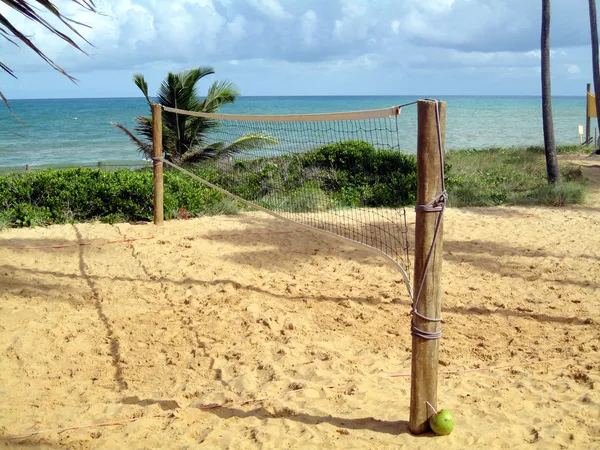 Волейбольная сетка на красивом пляже — стоковое фото