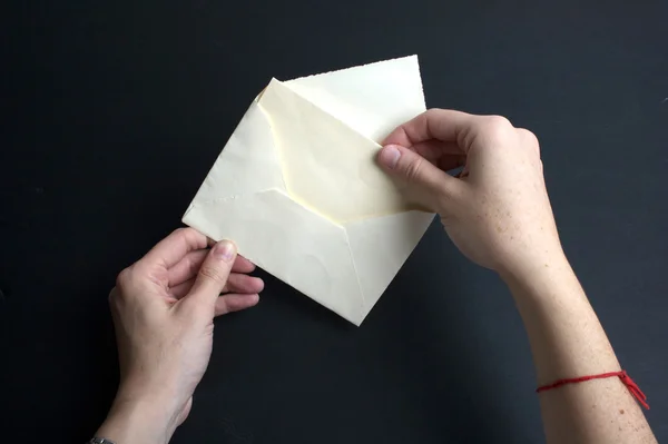 Envelope com papel branco — Fotografia de Stock