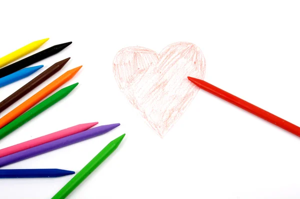 Czerwonym ołówkiem rysunek serce — Zdjęcie stockowe