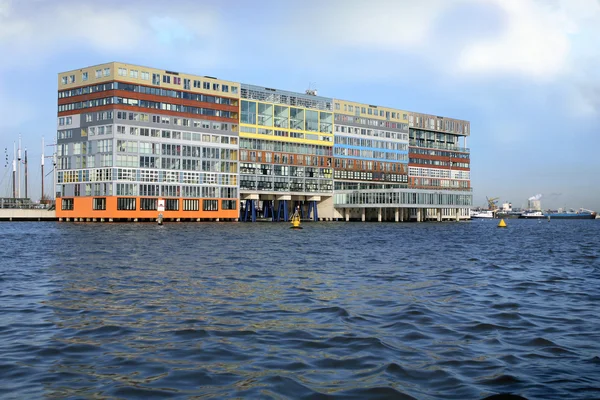 Building on water in Amsterdam. — Zdjęcie stockowe