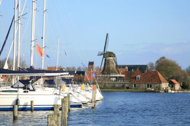 Sloten'daki, yel değirmeni, yelkenli. Hollanda