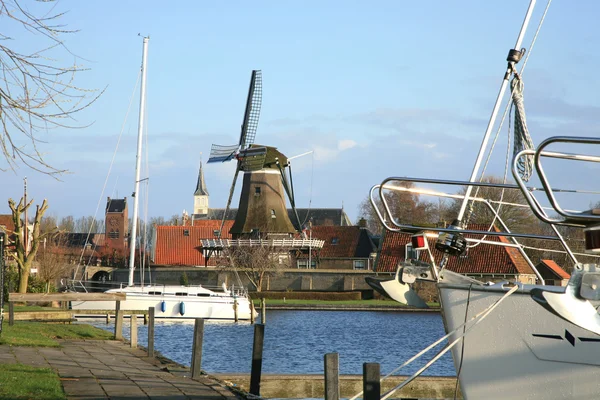 Encosta, moinho de vento, veleiro. Países Baixos — Fotografia de Stock