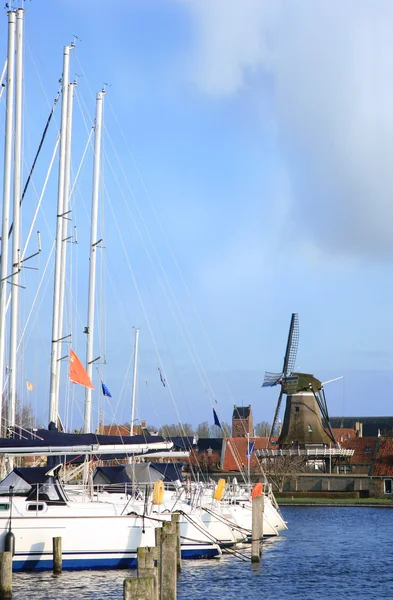Sloten, větrný mlýn, plachetnice. Nizozemsko — Stock fotografie