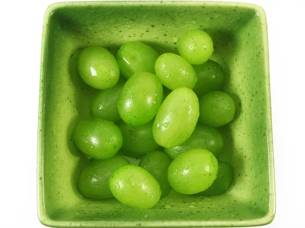 Плоды винограда в зеленой чаше — стоковое фото