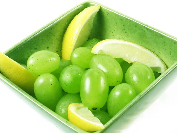 Hrozny ovoce v zelené prohlubni — Stock fotografie