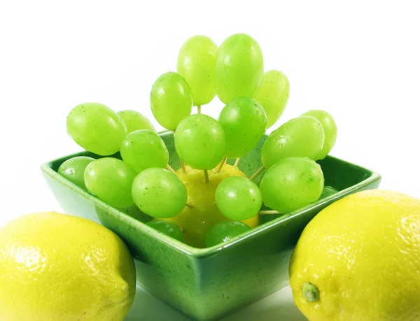 Лимоны и виноград — стоковое фото