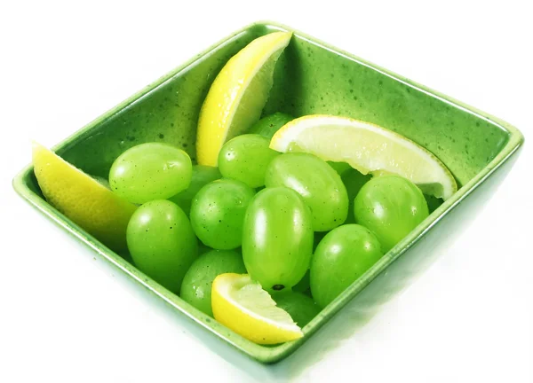 Виноград фрукти в зеленій мисці — стокове фото