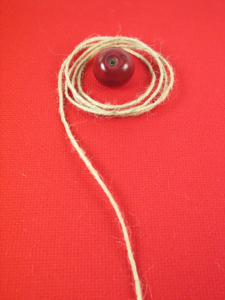 Řetězec a červené jablko — Stock fotografie