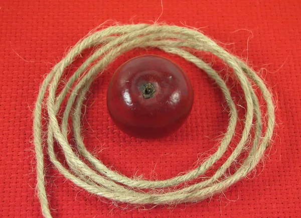 Красное яблоко и струна — стоковое фото