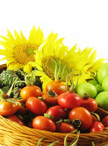 Früchte im Korb Sommer mit Sonnenblume — Stockfoto