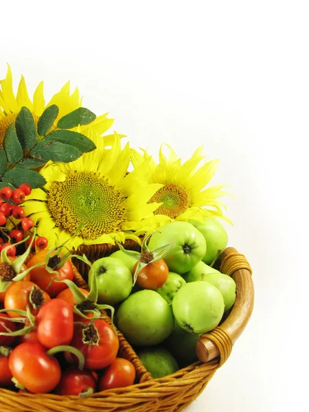 Fructe în coș de vară cu floarea-soarelui — Fotografie, imagine de stoc