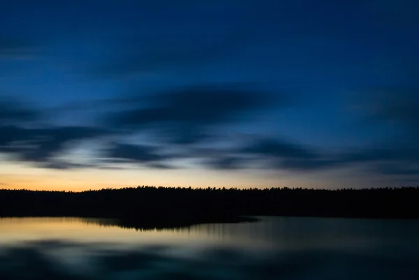 Jezero za soumraku. — Stock fotografie