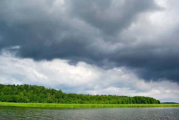 Капризное небо над озером . — стоковое фото
