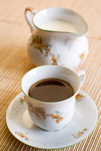 Tazza di caffè e la brocca del latte . — Foto Stock