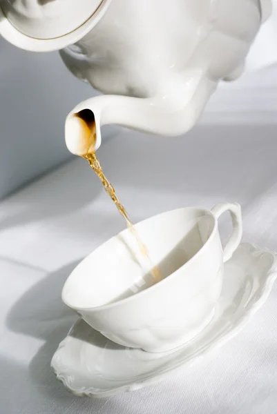 Gieten van verse thee. — Stockfoto