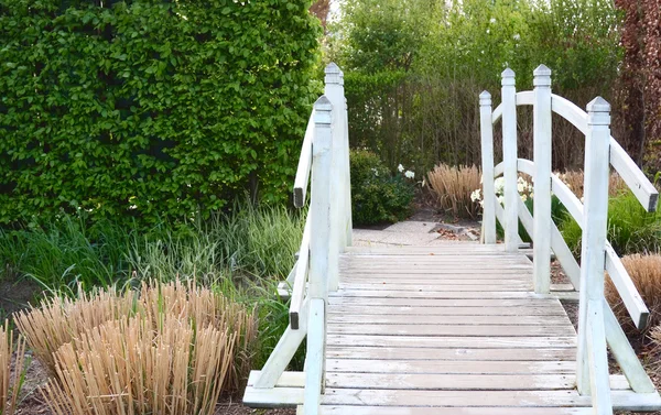 Ponte pedonale in giardino — Foto Stock
