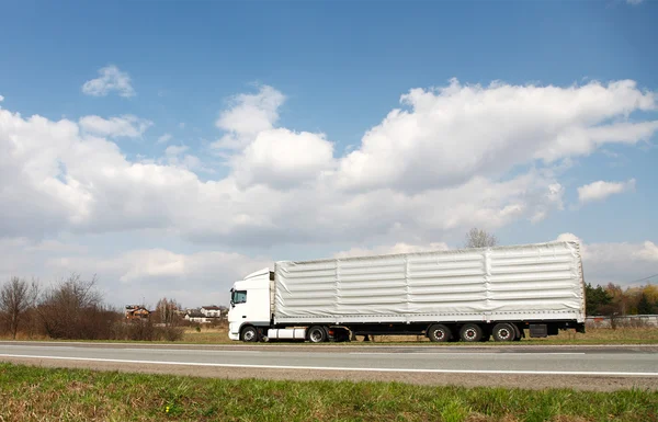 Witte vrachtwagen op de snelweg — Stockfoto