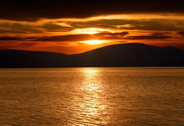 Piękny i kolorowy zachód słońca — Zdjęcie stockowe