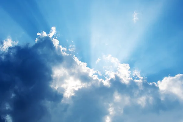 Літнє небо з сонячними променями — стокове фото