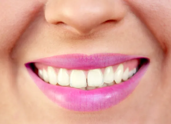 Fechar a boca da mulher sorridente — Fotografia de Stock