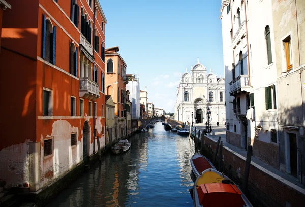 Colofrul uitzicht op Venetië gracht. — Stockfoto