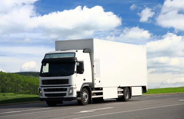 Witte vrachtwagen rijden op een weg — Stockfoto