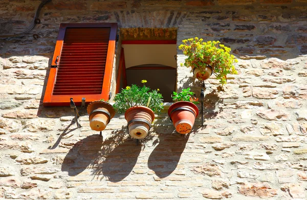 Fenêtre italienne traditionnelle — Photo