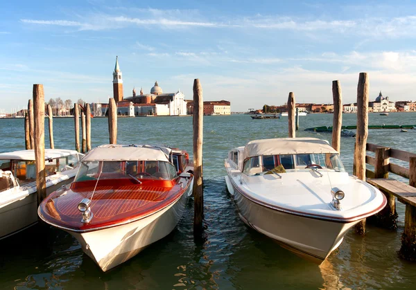 Venedik, büyük kanal üzerindeki su taksi — Stok fotoğraf