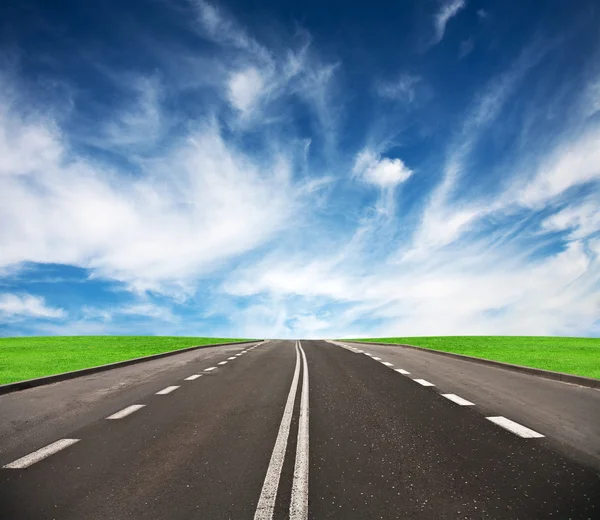 Road leading to the horizon. — Stock Photo, Image