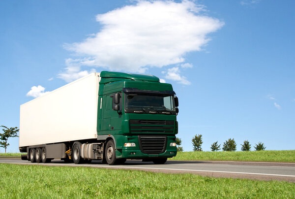 Вождение грузовика в сельской местности
