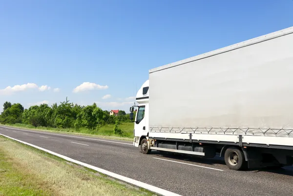 El camión en una carretera — Foto de Stock