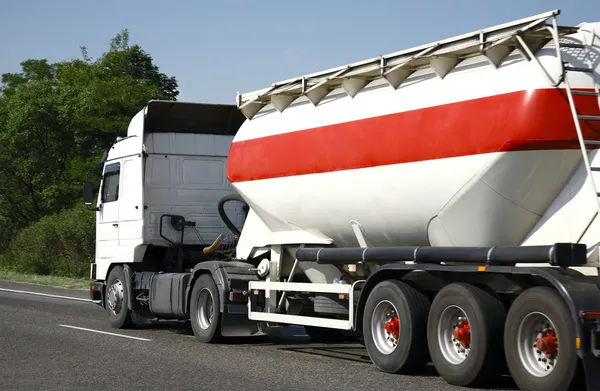 Transporter - tankbil — Stockfoto