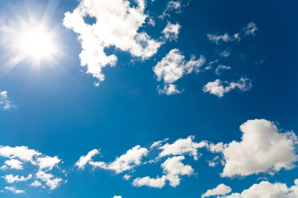 Ciemne niebo i słońce — Zdjęcie stockowe