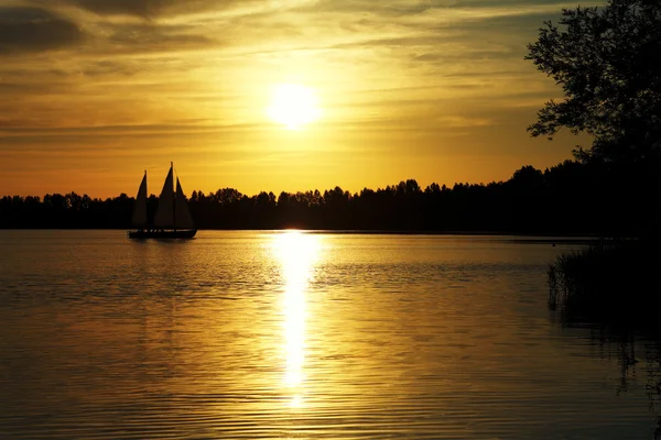Vacker solnedgång på sjön — Stockfoto