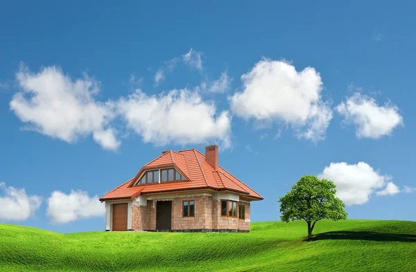 Καινούργιο σπίτι σε έναν καταπράσινο λόφο — Φωτογραφία Αρχείου