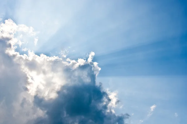 Wolken met een zonnestraal schijnt door. — Stockfoto