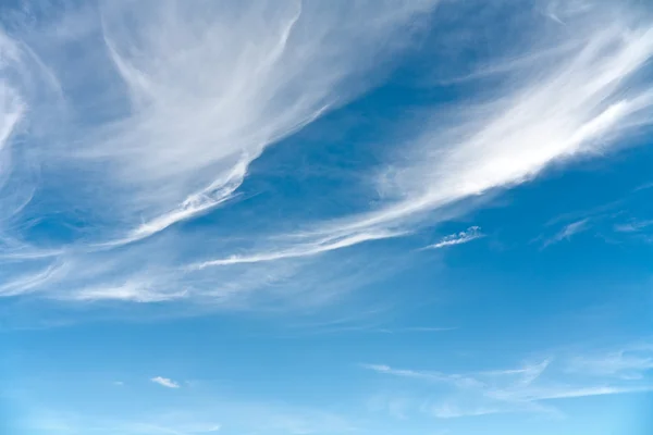 Σύννεφα σε ένα μπλε ουρανού σε μια καλοκαιρινή μέρα — Φωτογραφία Αρχείου