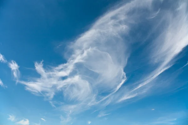 Bir yaz günü mavi gökyüzünde üzerinde güzel bulutlar. — Stok fotoğraf