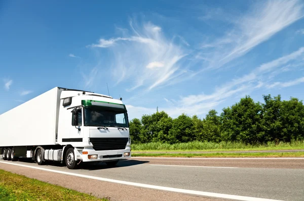 Conducción de camiones en carretera rural Imágenes De Stock Sin Royalties Gratis